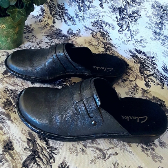 NWOT Clarks Gray Mules - Picture 2 of 8